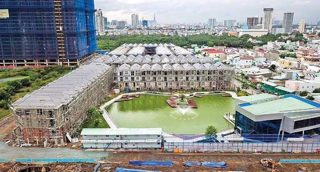 Các dự án có đất công xen cài đã được gỡ vướng. Trong ảnh: Dự án Green Star Sky Garden của Hưng Lộc Phát đang thi công trở lại.