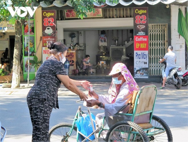 Quảng Ngãi cho phép các cơ sở kinh doanh ăn uống hoạt động bình thường trở lại từ ngày 1/12.