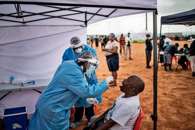 Nhân viên y tế xét nghiệm Covid-19 (Ảnh: AFP).