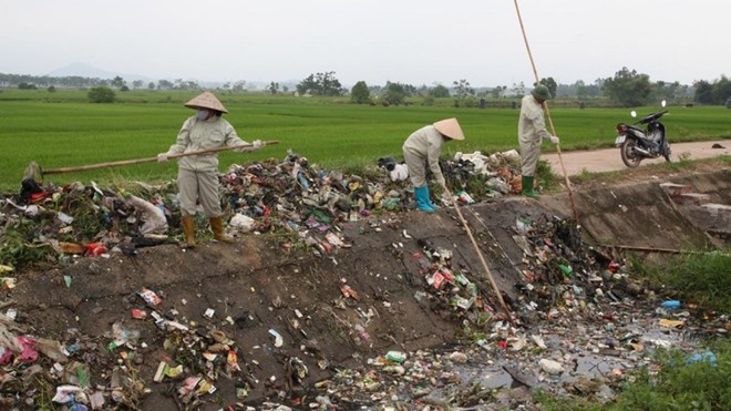 Nhiều đoạn kênh thủy lợi bị biến thành bãi rác. (Ảnh minh họa; nguồn: Báo Vĩnh Phúc).