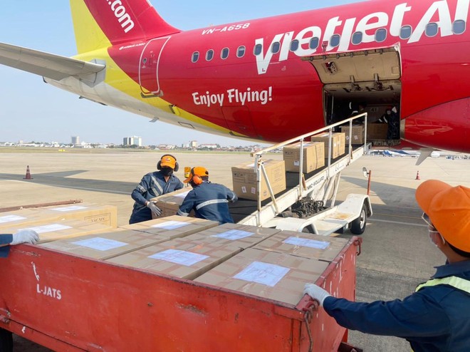 Vietjet vận chuyển miễn phí nửa triệu liều vắc xin Covid-19 Việt Nam tặng Lào