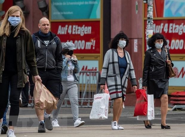 Người dân đeo khẩu trang phòng lây nhiễm COVID-19 tại Berlin, Đức. (Ảnh: AFP/TTXVN).