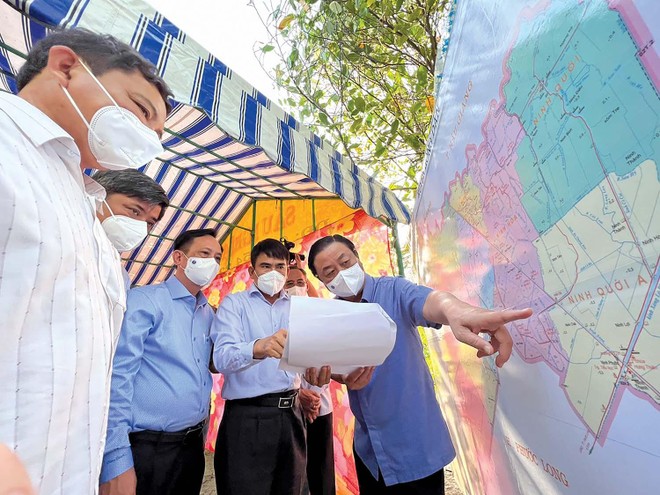 Ông Lê Minh Hoan (ngoài cùng bên phải), Bộ trưởng Bộ Nông nghiệp và Phát triển nông thôn khảo sát quy hoạch phát triển thủy lợi vùng nuôi tôm của Bạc Liêu.