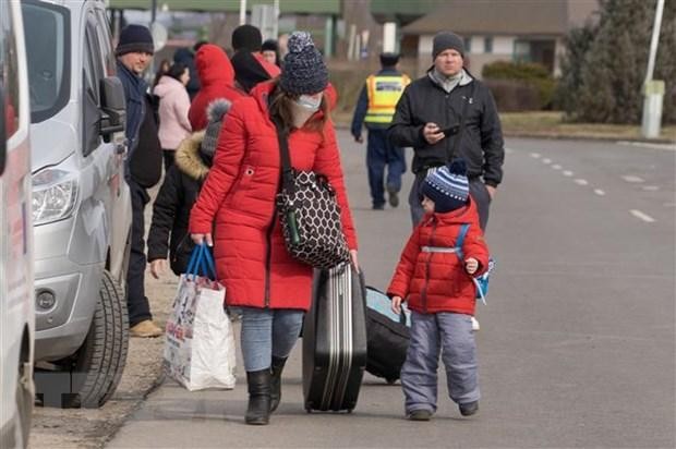 Người Ukraine sơ tán tránh xung đột tới Beregsurany, Hungary ngày 26/2/2022. (: THX/TTXVN)