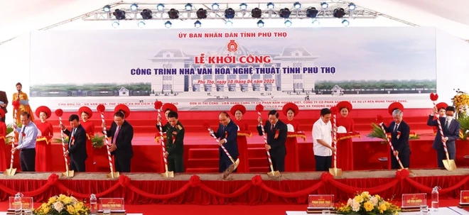 Chủ tịch nước Nguyễn Xuân Phúc cùng lãnh đạo Đảng, Nhà nước, tỉnh Phú Thọ khởi công công trình Nhà văn hóa nghệ thuật tỉnh Phú Thọ (Ảnh: Hương Giang).