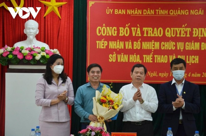 Ông Nguyễn Tiến Dũng (thứ hai từ trái sang) - tân Giám đốc Sở Văn hóa, Thể thao và Du lịch tỉnh Quảng Ngãi.