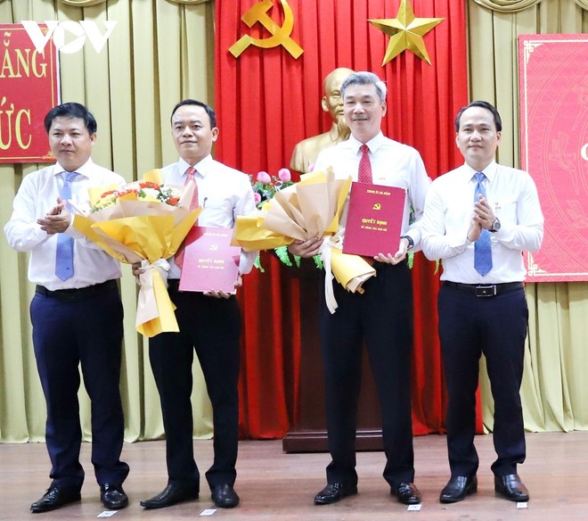 Ông Lương Nguyễn Minh Triết (ngoài cùng bên trái), Phó Bí thư Thường trực Thành ủy Đà Nẵng trao Quyết định bổ nhiệm Phó Trưởng Ban Tổ chức Thành ủy cho ông Nguyễn Trọng Hùng (thứ 2 từ trái sang) và Quyết định nghỉ hưu cho ông Nguyễn Viết Hùng (thứ 3 từ trái sang).