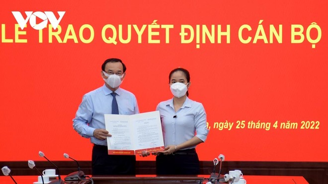 Ông Nguyễn Văn Nên trao quyết định cho bà Lê Thị Hờ Rin (ảnh Hà An).