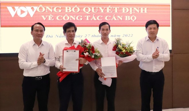 Ông Lương Nguyễn Minh Triết, Phó Bí thư Thường trực Thành ủy Đà Nẵng (ngoài cùng bên phải) trao quyết định bổ nhiệm Chánh Văn phòng Đoàn Đại biểu Quốc hội và HĐND TP Đà Nẵng cho ông Nguyễn Xuân Tiến (thứ hai từ phải sang).