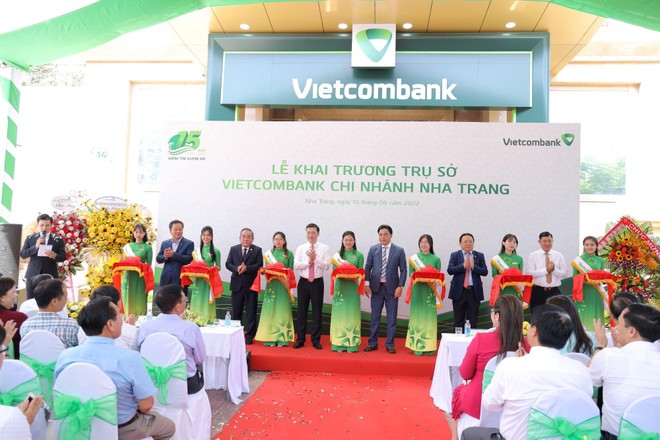 Lễ cắt băng khánh thành trụ sở hoạt động mới Vietcombank Nha Trang.