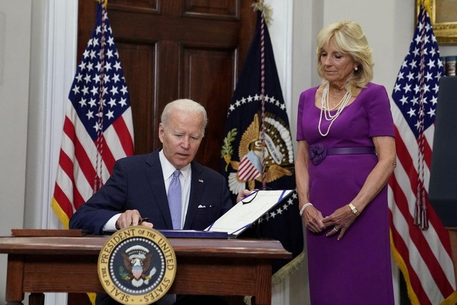 Tổng thống Biden ký ban hành luật kiểm soát súng đạn. Ảnh: Reuters.