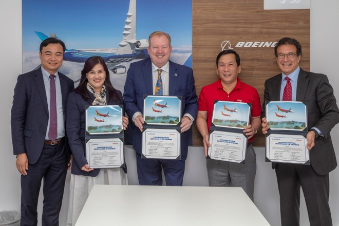 Đại diện lãnh đạo Vietjet và Boeing ký kết thoả thuận tại Farnborough Airshow.