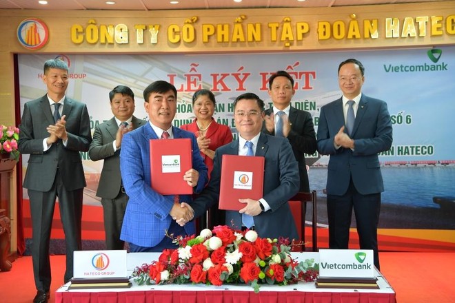 Ông Nguyễn Thanh Tùng – Phó Tổng giám đốc phụ trách BĐH Vietcombank (bên phải) và ông Trần Văn Kỳ - Chủ tịch HĐQT Hateco Group thực hiện nghi thức ký Thỏa thuận hợp tác toàn diện chính thức giữa Vietcombank và Tập đoàn Hateco.