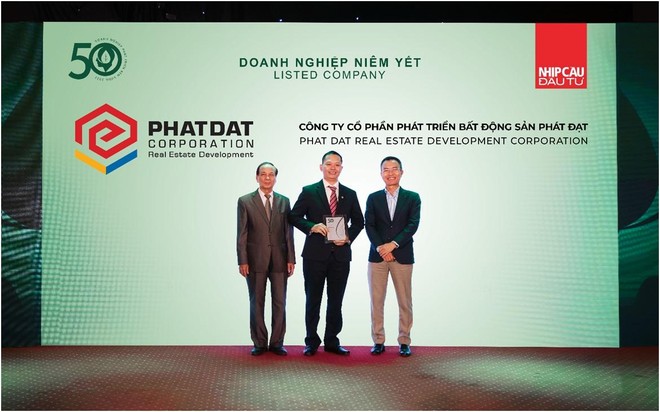 Đại diện Phát Đạt trong Lễ vinh danh TOP50 Doanh nghiệp phát triển bền vững 2022.