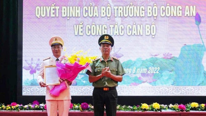 Thượng tướng Trần Quốc Tỏ - Thứ trưởng Bộ Công an trao Quyết định cho Đại tá Đỗ Thanh Bình giữ chức vụ Giám đốc Công an tỉnh Hòa Bình. Ảnh: Công an Hòa Bình.