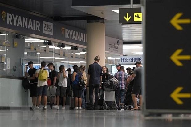 Hành khách chờ đổi vé của Hãng hàng không Ryanair ở sân bay El Prat, Tây Ban Nha do cuộc đình công của nhân viên hàng không châu Âu, ngày 30/6/2022. (Ảnh: AFP/TTXVN)