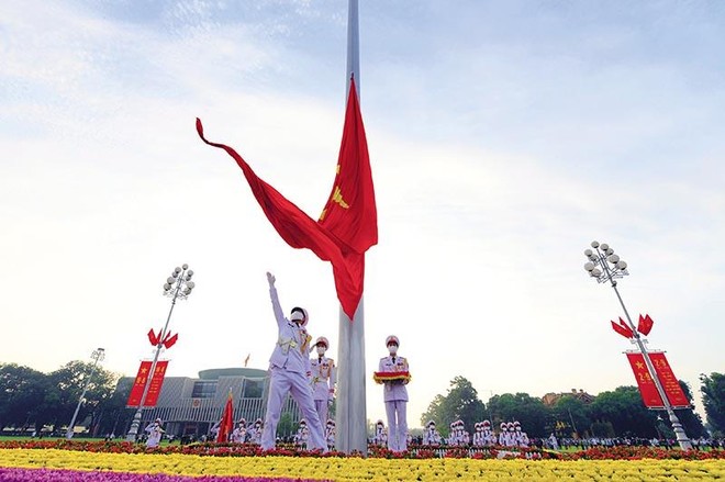 Lễ thượng cờ trước Quảng trường Ba Đình và Lăng Hồ Chủ tịch. Ảnh: Nam Nguyên.