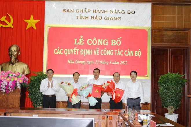 Ông Nghiêm Xuân Thành (bìa phải)- Ủy viên Trung ương Đảng, Bí thư Tỉnh ủy Hậu Giang; ông Trần Văn Huyến (bìa trái)- Phó Bí thư Thường trực Tỉnh ủy, Chủ tịch HĐND tỉnh Hậu Giang, trao quyết định, tặng hoa cho các cán bộ.