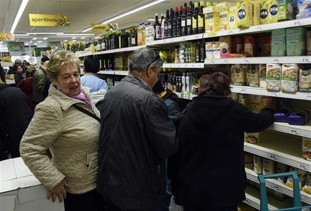 Người dân mua hàng tại siêu thị ở Madrid (Tây Ban Nha). (Ảnh: AFP/TTXVN)