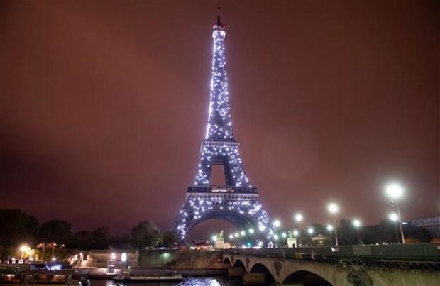 Tháp Eiffel ở thủ đô Paris (Pháp) được thắp sáng ngày 10/11/2018. (Ảnh: AFP/TTXVN)