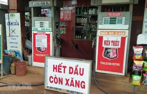 Một cửa hàng xăng dầu treo bảng hết xăng dầu. (Ảnh: TTXVN)