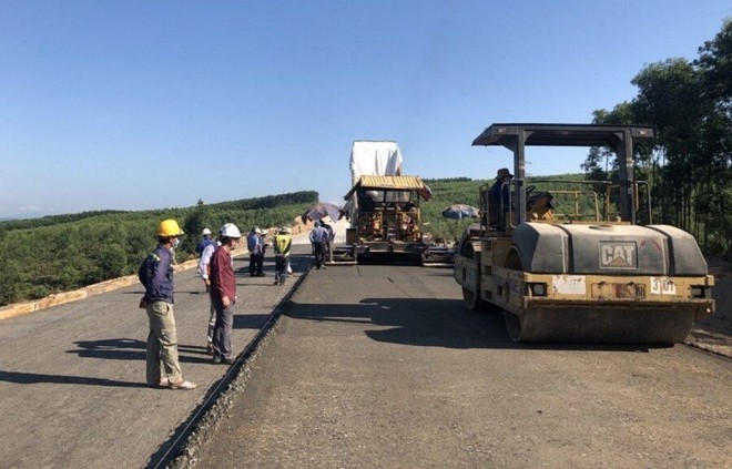 Thảm bê tông nhựa trên tuyến cao tốc Cam Lộ - La Sơn.