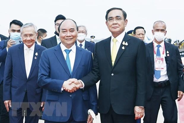 Thủ tướng Thái Lan Prayut Chan-o-cha đón Chủ tịch nước Nguyễn Xuân Phúc tại Sân bay Không quân Hoàng gia Thái Lan. (Ảnh: Thống Nhất/TTXVN)