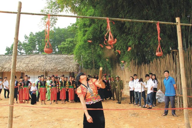 Đập niêu đất là trò chơi dân gian ngày Tết không quá khó và thu hút đông người tham gia. Ảnh Internet.