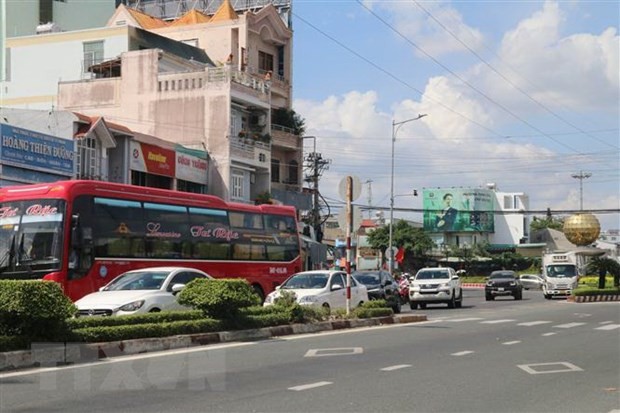 Phương tiện ùn ứ tại ngã ba Trung Lương (thành phố Mỹ Tho) cách đó gần 3km, chờ lên cầu. (Ảnh: Minh Trí/TTXVN).