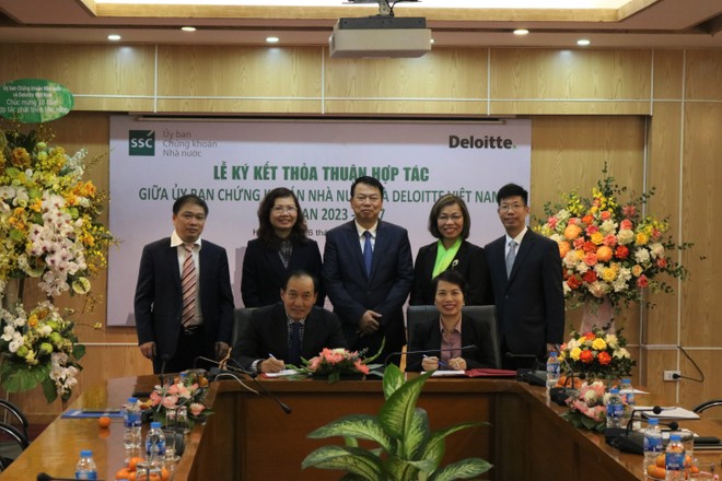 Đại diện UBCKNN và Deloitte ký thỏa thuận hợp tác giai đoạn 2023 - 2027.