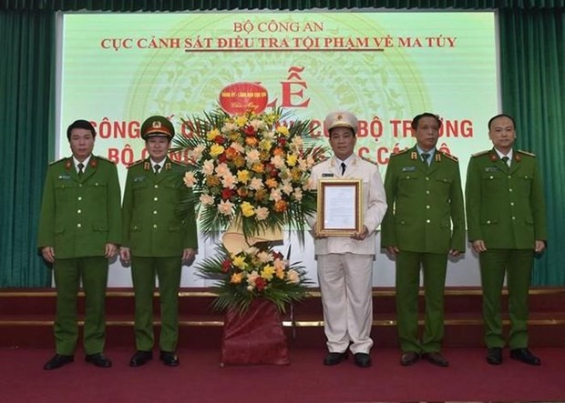 Thiếu tướng Nguyễn Văn Viện trao Quyết định điều động và bổ nhiệm Đại tá Huỳnh Thới An giữ chức vụ Phó Cục trưởng C04. (Nguồn: Báo An ninh Thủ đô)