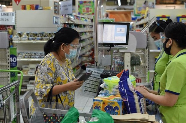 Người dân mua sắm tại một siêu thị ở Manila, Philippines. (Ảnh: AFP/TTXVN)