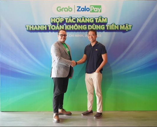 Ông Alejandro Osorio,Giám đốc điều hành Grab Việt Nam (trái) và ông Lê Hồng Minh, Nhà sáng lập, Tổng giám đốc VNG (phải).