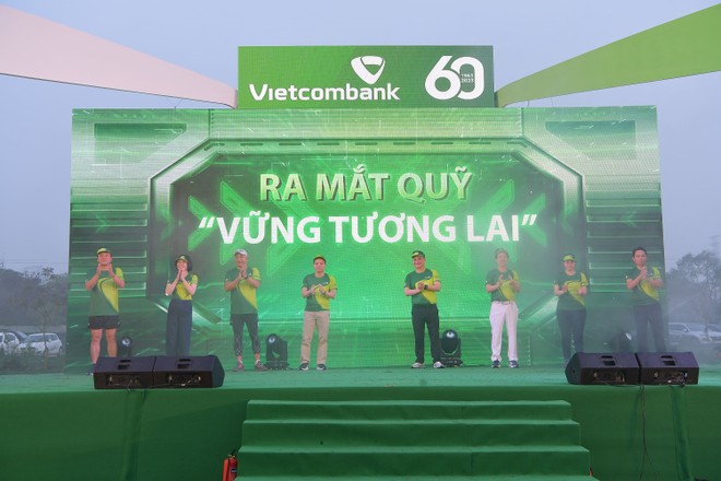 Vietcombank ra mắt quỹ Vững tương lai hỗ trợ học bổng cho học sinh sinh viên nghèo vượt khó tài năng.