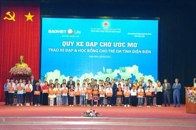 Đại diện 400 em học sinh nhận học bổng từ “Quỹ xe đạp chở ước mơ” của Bảo Việt Nhân thọ vinh dự chụp hình cùng Thủ tướng Phạm Minh Chính.