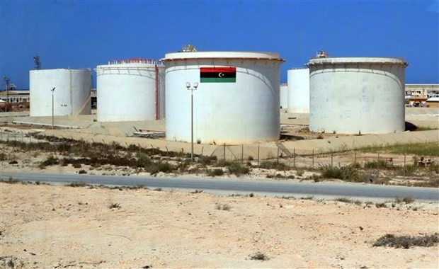Bể chứa dầu tại kho dự trữ gần thành phố Benghazi, Libya. (Ảnh: AFP/TTXVN)