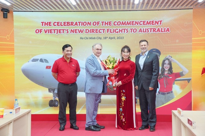 Chủ tịch Nguyễn Thị Phương Thảo, Tổng giám đốc Vietjet Đinh Việt Phương chào mừng Bộ trưởng Don Farrell (thứ hai từ trái sang) và Đại sứ Úc tại Việt Nam Andrew Goledzinowski (ngoài cùng bên phải).