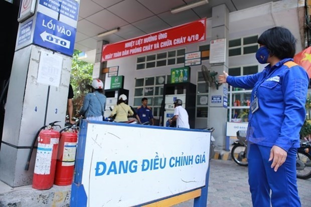 Một trong những cửa hàng của Petrolimex chuẩn bị niêm yết giá mới. (Ảnh: PV/Vietnam+)