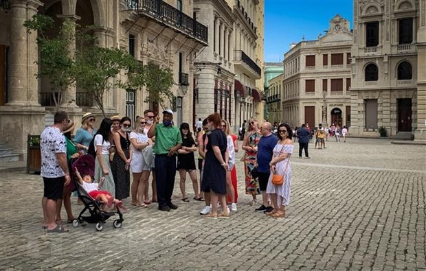 Khách du lịch tham quan La Habana, Cuba, ngày 28/2/2022. (Ảnh: AFP/TTXVN).