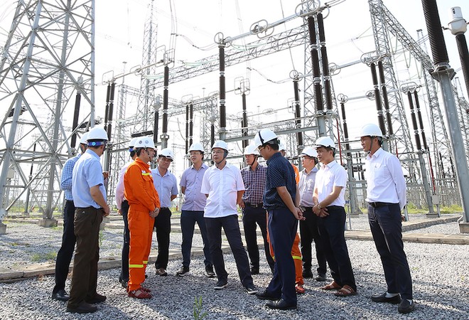 Đoàn công tác nghe báo cáo công tác vận hành tại Trạm biến áp 500kV Nghi Sơn (Thanh Hóa).