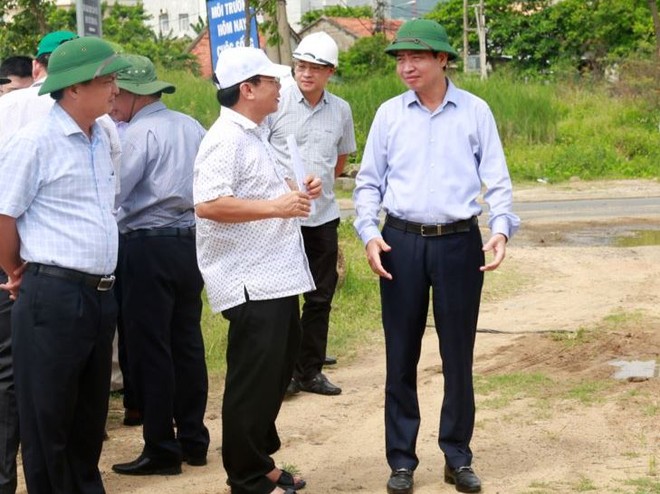 Ông Tạ Anh Tuấn, Chủ tịch UBND tỉnh Phú Yên (bìa phải) trong chuyến kiểm tra địa điểm dự kiến quy hoạch xây dựng nhà ở xã hội tại phường Hòa Vinh, thị xã Đông Hòa. Ảnh: Ngọc Hoàng.