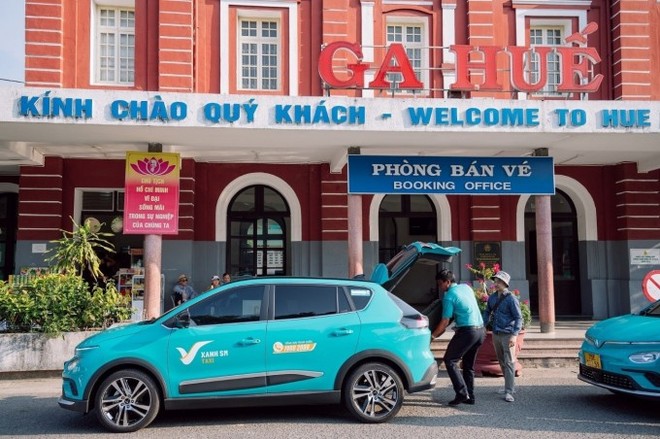 Taxi điện Xanh SM đón khách tại ga Huế. Ảnh: VinFast.