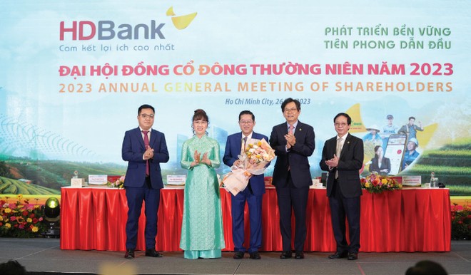 HĐQT chúc mừng Ban điều hành HDBank vì những thành quả đạt được năm qua.