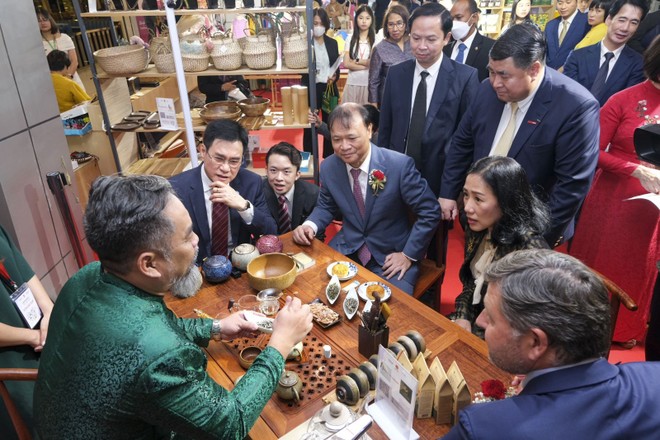 Hơn 100 DN Việt đang có mặt tại Thái Lan để tiếp thị hàng Việt với nhà thu mua và người tiêu dùng.