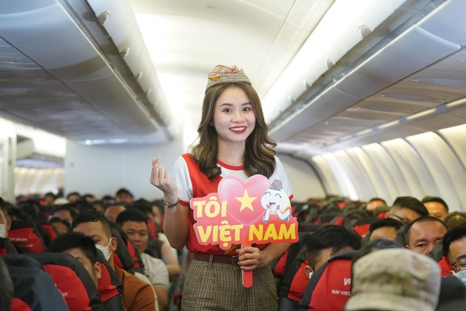 Tưng bừng kỷ niệm 78 năm Quốc Khánh Việt Nam trên độ cao 10.000 mét cùng Vietjet