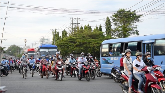 Rất đông lao động di chuyển trên đường ĐT 767 đến làm việc tại khu công nghiệp Sông Mây.