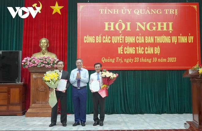 Ông Nguyễn Đăng Quang, Phó Bí thư Thường trực Tỉnh ủy, Chủ tịch HĐND tỉnh Quảng Trị trao quyết định và tặng hoa chúc mừng ông Lê Quang Chiến (bên trái) và ông Nguyễn Chiến Thắng (bên phải).