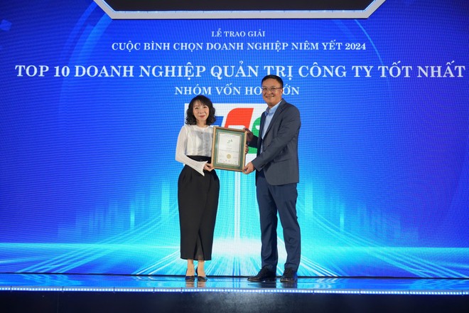 Đại diện FPT, bà Mai Thị Lan Anh, Giám đốc Truyền thông lên nhận giải Top 10 doanh nghiệp quản trị công ty tốt nhất nhóm vốn hóa lớn.