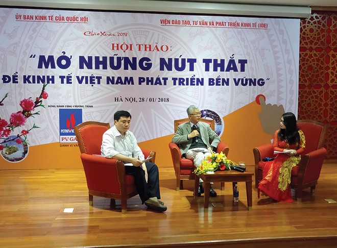 Ông Nguyễn Đức Kiên - Phó chủ nhiệm Ủy ban Kinh tế của Quốc hội và ông Nguyễn Sinh Nhật Tân - Cục trưởng Cục Cạnh tranh và Bảo vệ người tiêu dùng, Bộ Công thương trả lời những vướng mắc của doanh nghiệp