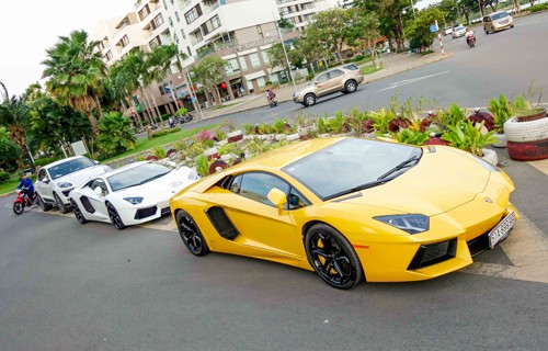 Cặp đôi Aventador tại Sài Gòn.